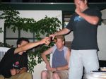 Foto:
Arno laat even een beschaafd boertje terwijl hij bier inschenkt