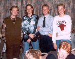 Foto:
Van links naar rechts:
Onno, Arno, Erwin en Sietse.

Foto uit 1994 ofzo.
