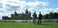 Foto:
Walter(rechts) en ik bij Kalmar Slott in Kalmar in de Zweedse provincie Smland, zuidoost Zweden. Bier is trouwens erg duur daar, gelukkig hadden we 2 treetjes Hertog Jan mee.