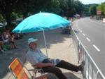 Foto:
Nico langs de route onder de parasol, het was namelijk 34 graden.