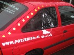 Foto:
Detail van de reflecterende stickers op beide zijkanten.